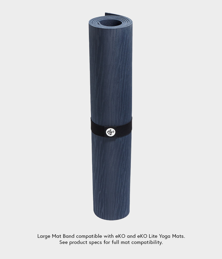 Sangle large Manduka pour tapis, maintenant un tapis de yoga bleu foncé roulé pour faciliter son transport et son rangement, compatible avec les tapis de yoga eKO et eKO Lite